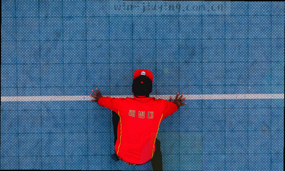 手机、平板与笔电三种设备外框线稿并排，背景为浅色网格